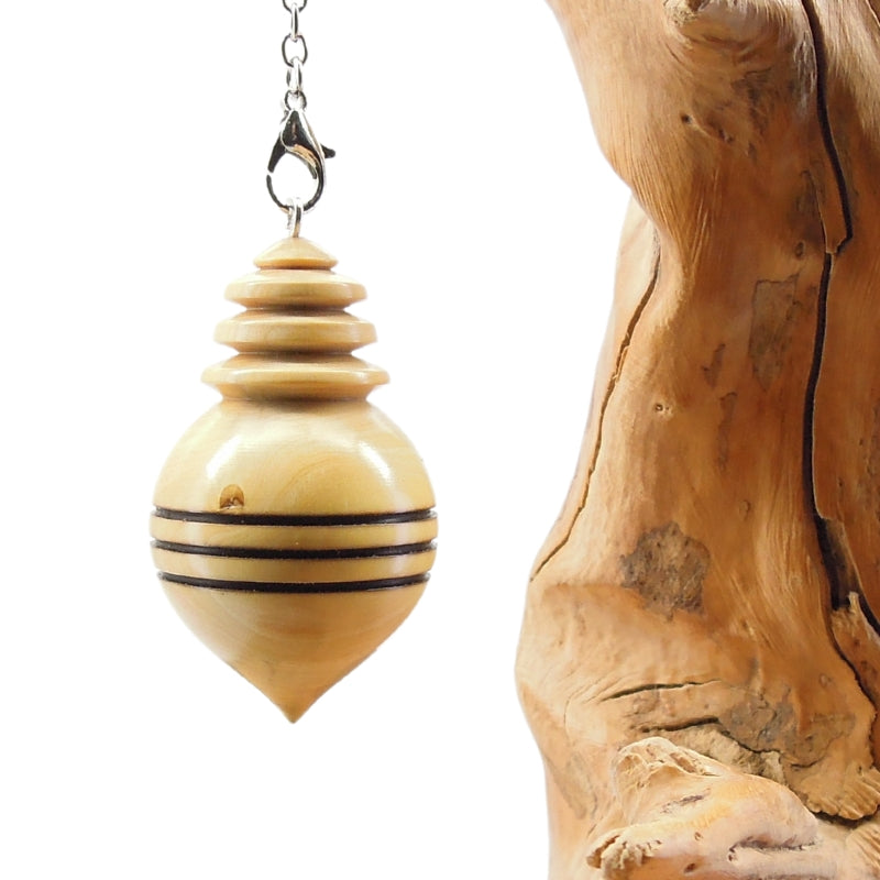Pendule artisanal de radiesthésie en buis avec chainette.