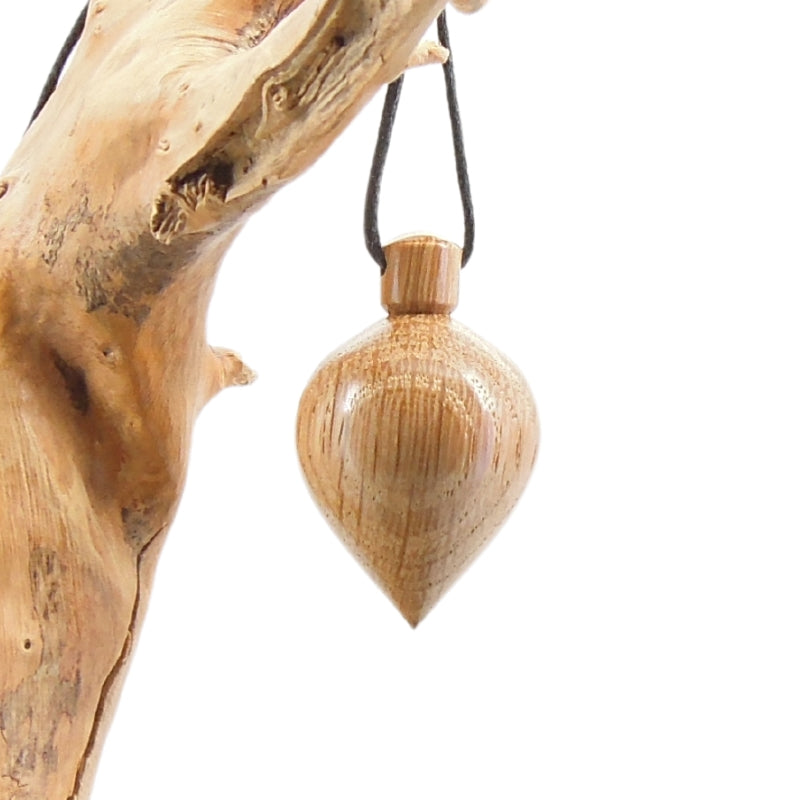 Pendule artisanal divinatoire de radiesthésie en chêne avec oeilleton.
