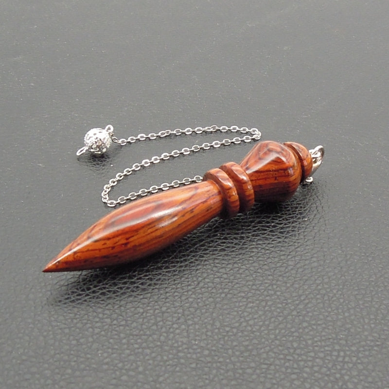 Pendule artisanal de radiesthésie en cocobolo avec chainette.