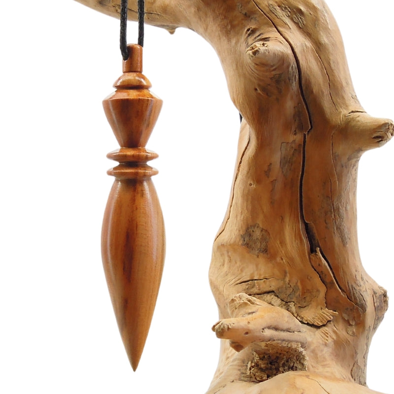 Pendule artisanal de radiesthésie en prunier avec oeilleton.