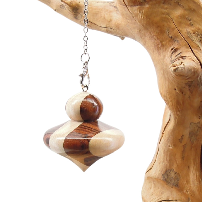 Pendule artisanal de radiesthésie en palissandre santos et érable avec chainette.