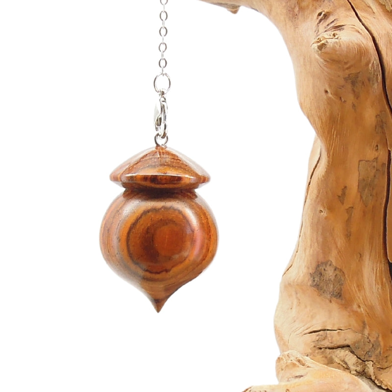 Pendule artisanal de radiesthésie en cocobolo avec chainette.