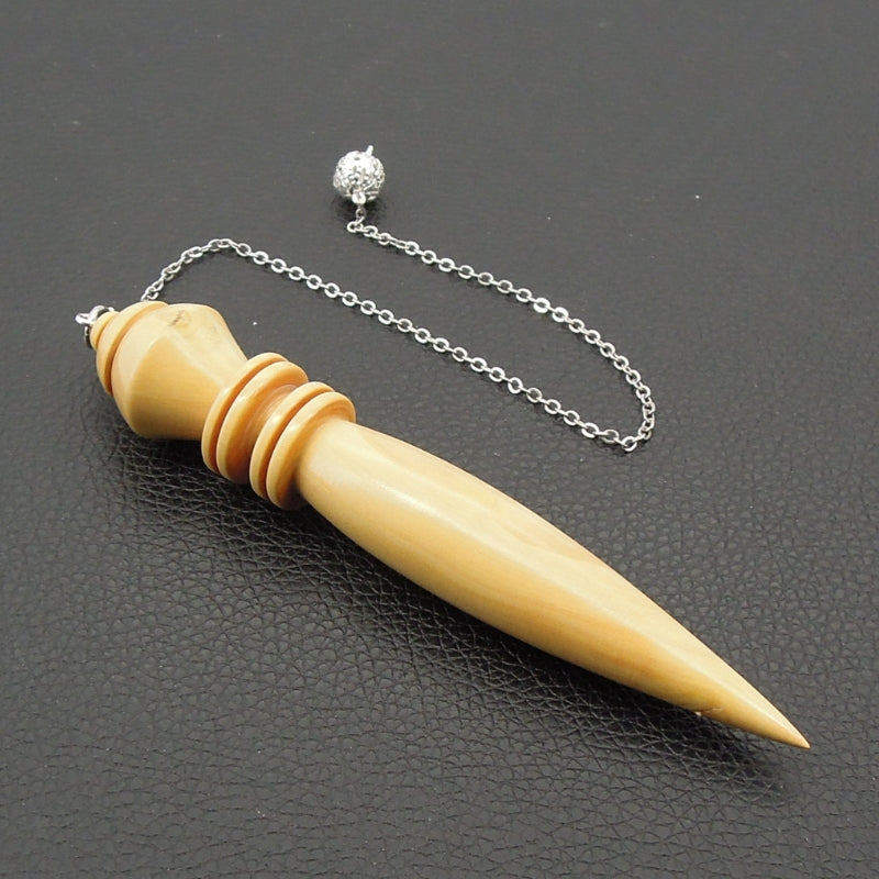 Pendule artisanal divinatoire en buis avec chainette.