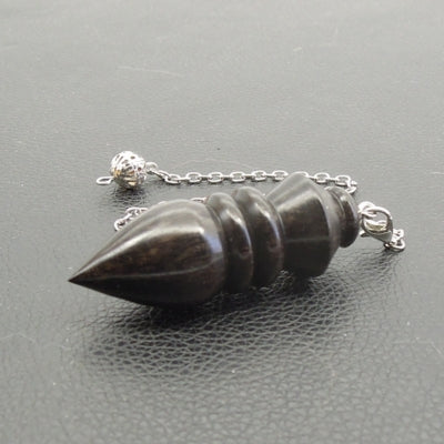 Pendule artisanal de radiesthésie en ébène avec chainette.