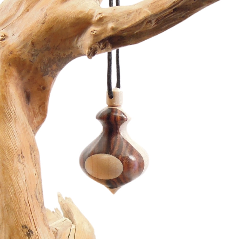 Pendule artisanal de radiesthésie en palissandre santos et érable avec oeilleton.