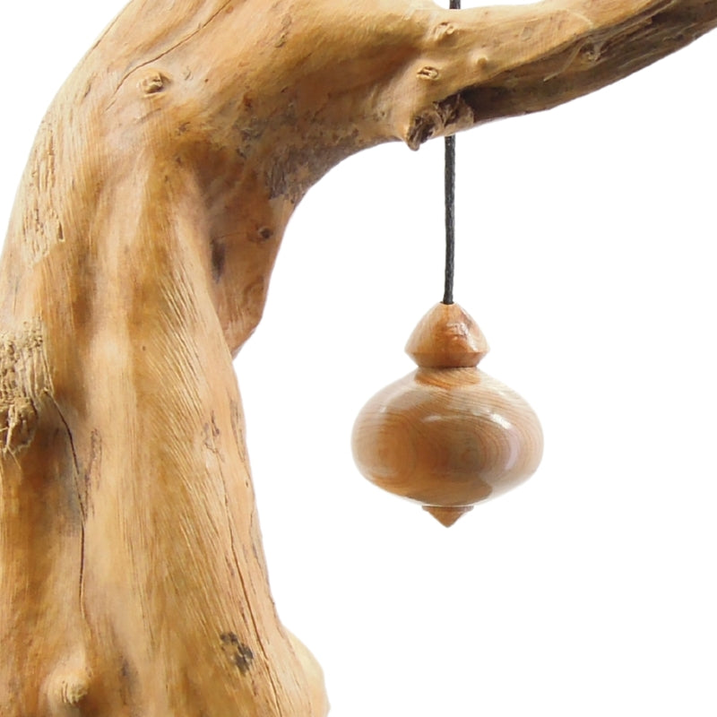 Pendule de radiesthésie artisanal en cade avec cordon collé.