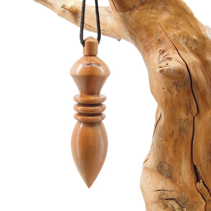 Pendule artisanal de radiesthésie en cornouiller avec oeilleton.