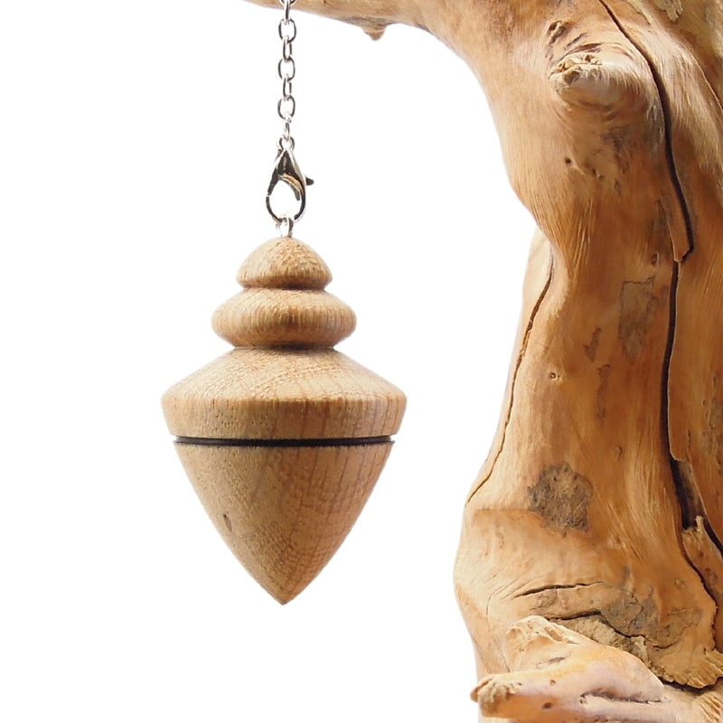 Pendule artisanal divinatoire de radiesthésie en chêne avec chainette.