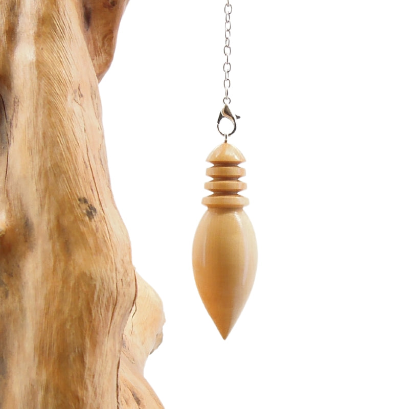Pendule artisanal de radiesthésie en buis avec chainette.