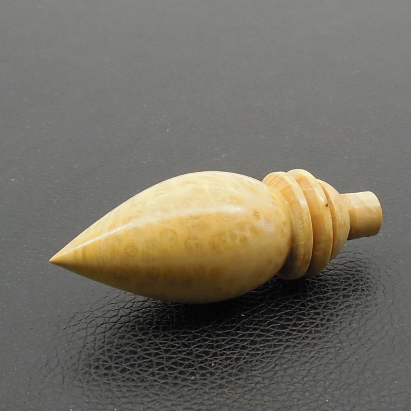 Pendule artisanal de radiesthésie en loupe de buis avec oeilleton.