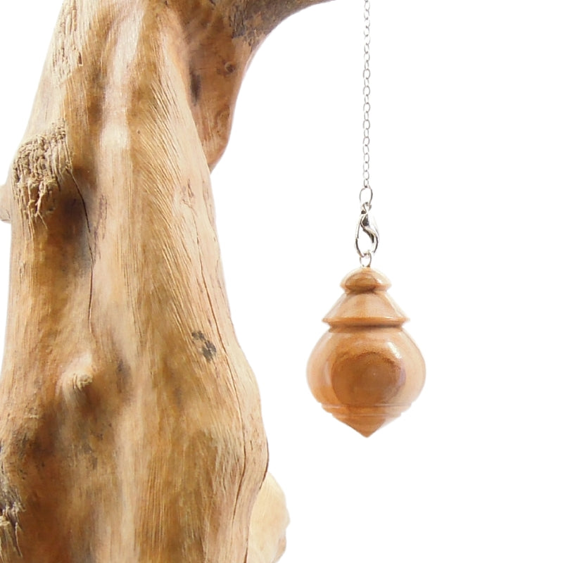 Pendule artisanal divinatoire en olivier avec chainette..