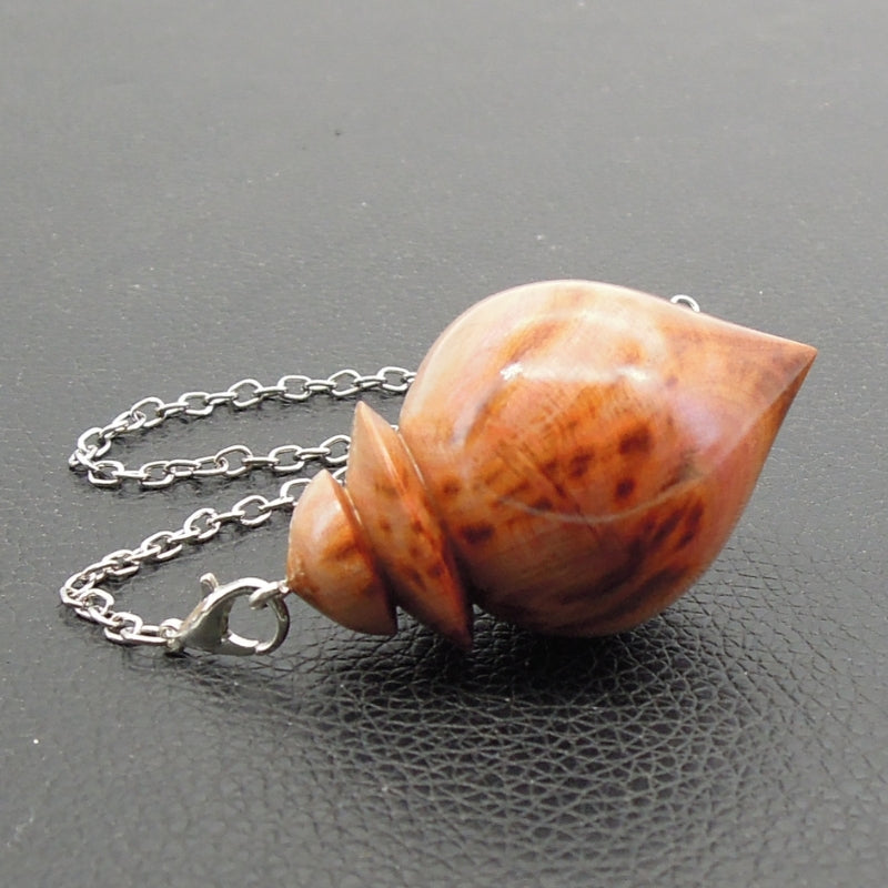 Pendule artisanal de radiesthésie en prunier avec chainette.