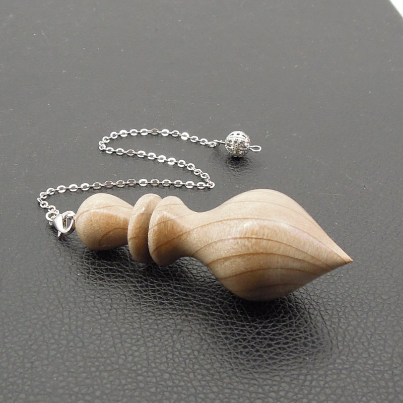 Pendule artisanal de radiesthésie en magnolia avec chainette.