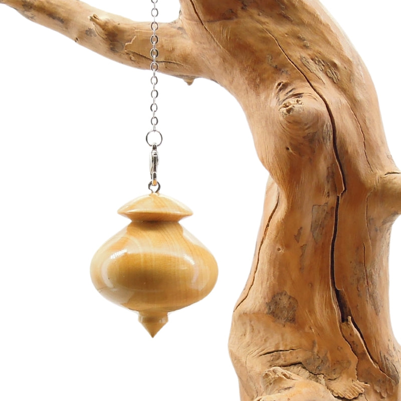 Pendule artisanal divinatoire en buis avec chainette.