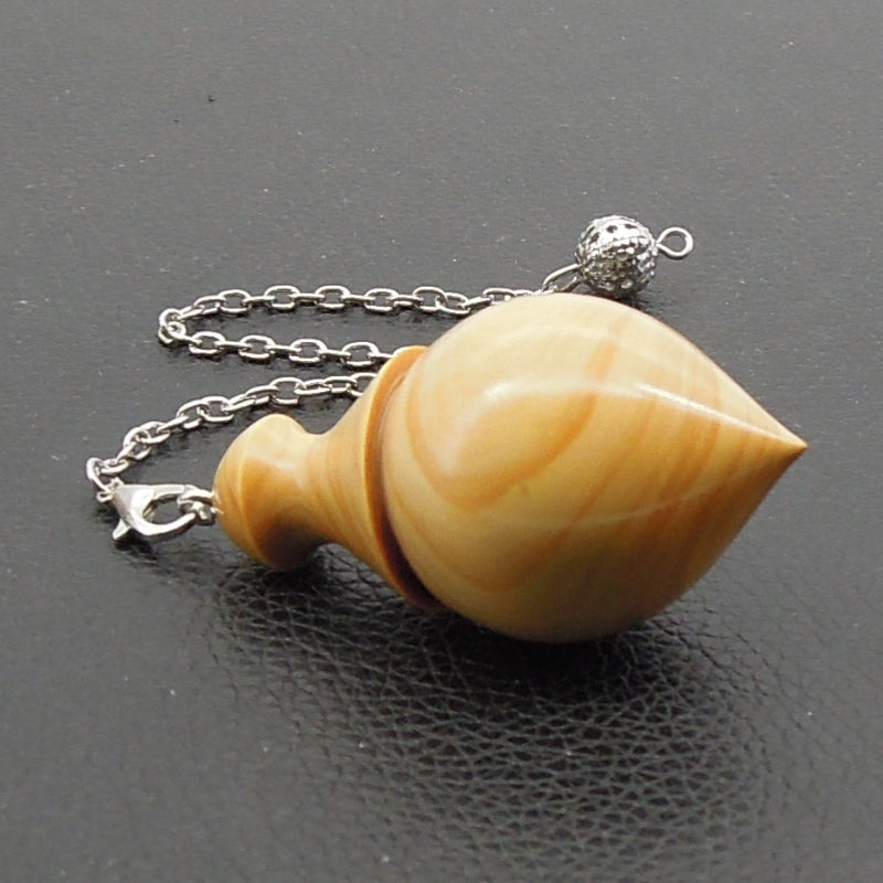 Pendule artisanal de radiesthésie en buis avec chainette.