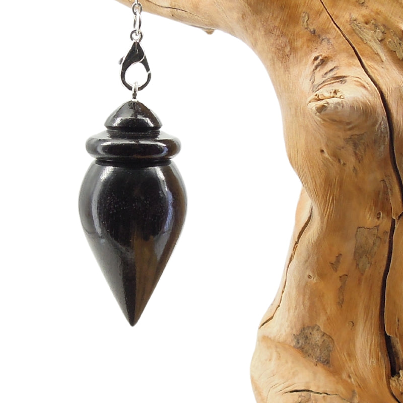 Pendule artisanal divinatoire de radiesthésie en ébène avec chainette.