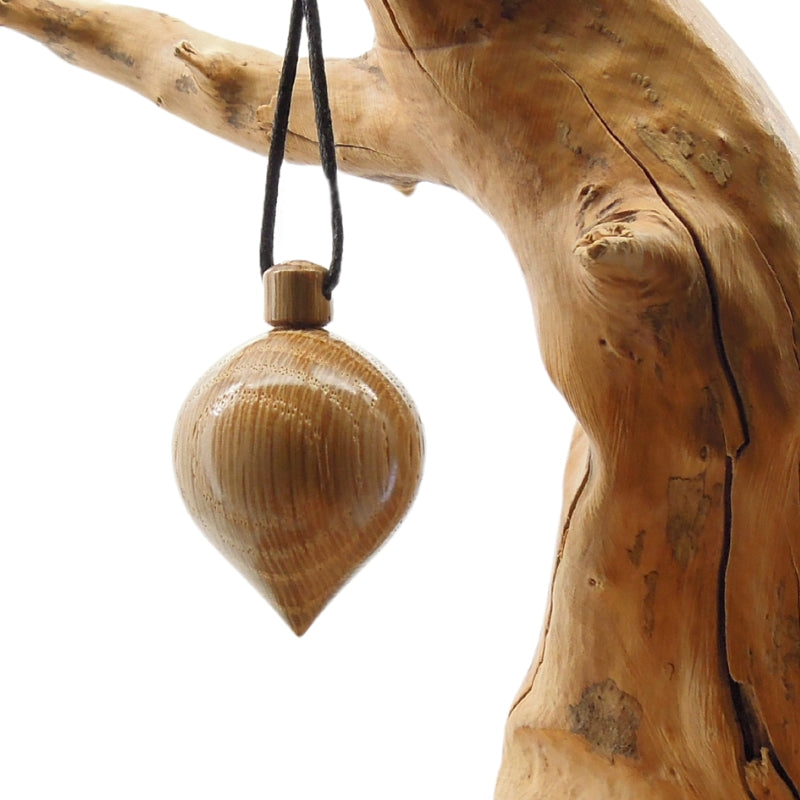Pendule artisanal divinatoire de radiesthésie en chêne avec oeilleton.