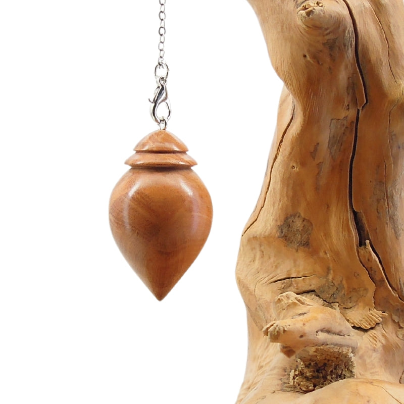 Pendule artisanal de radiesthésie en racine de bruyère avec chainette.