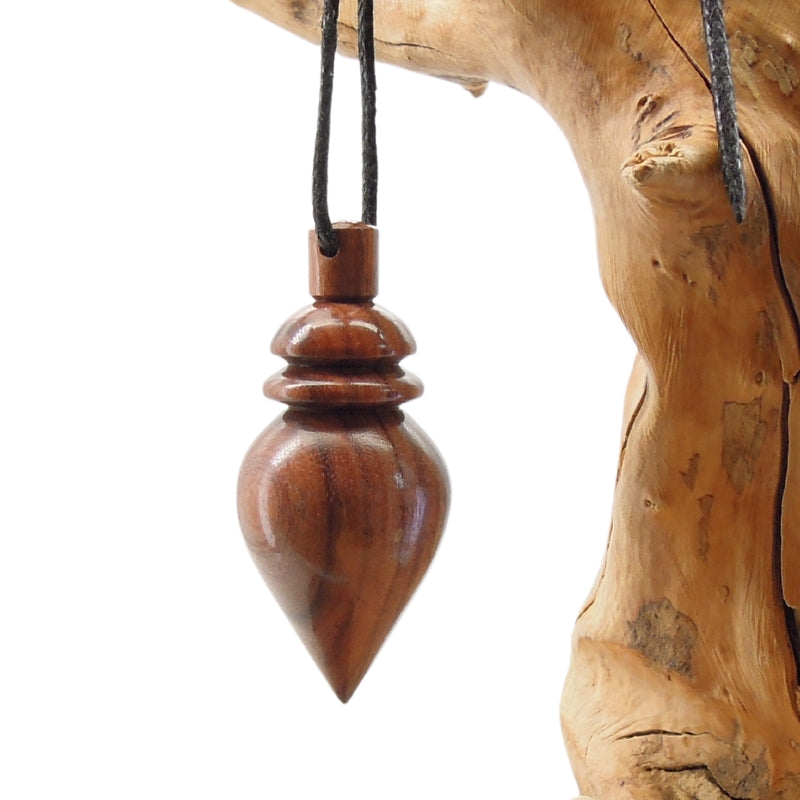 Pendule artisanal de radiesthésie en palissandre santos avec oeilleton.