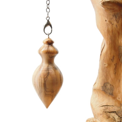 Pendule artisanal en olivier avec chainette.