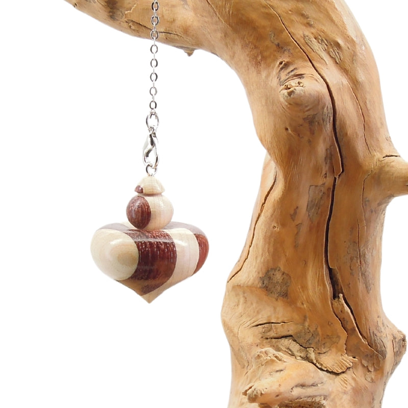 Pendule artisanal de radiesthésie en amarante et érable avec chainette.
