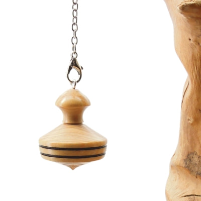 Pendule artisanal de radiesthésie en buis avec chainette.