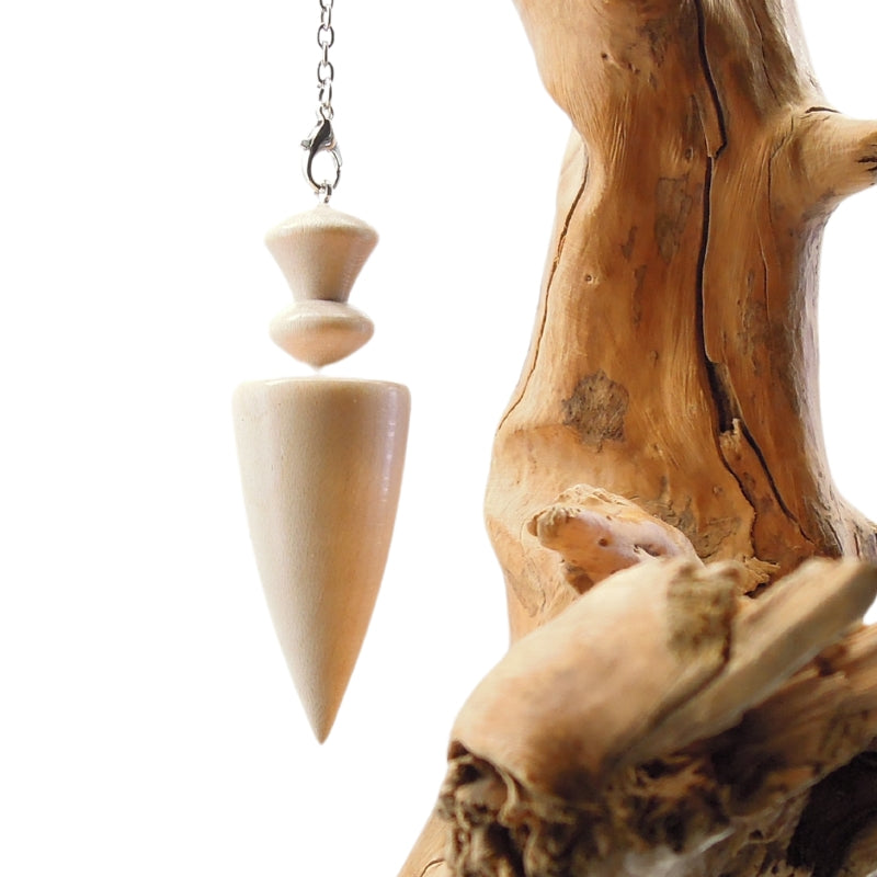 Pendule artisanal de radiesthésie en érable ondé avec chainette.