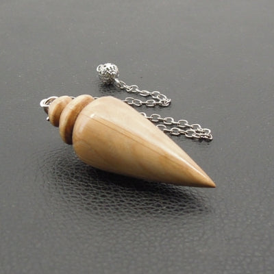Pendule artisanal divinatoire de radiesthésie en chêne avec chainette.