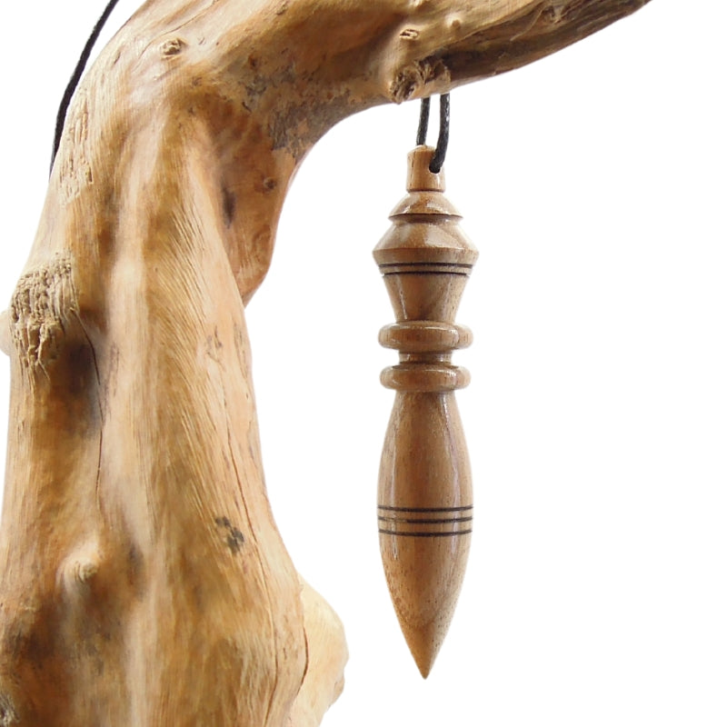 Pendule artisanal de radiesthésie en bois exotique avec oeilleton.
