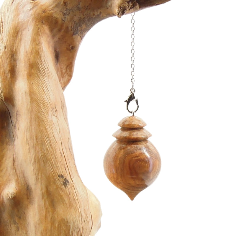 Pendule artisanal divinatoire en frêne olivier avec chainette..