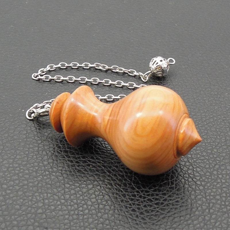 Pendule artisanal de radiesthésie en cade avec chainette.