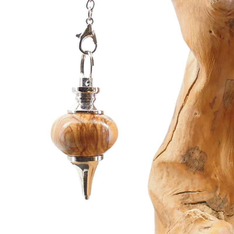 Pendule artisanal de radiesthésie en olivier avec chainette et monture métal.