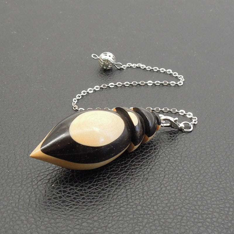 Pendule artisanal divinatoire en buis et ébène avec oeilleton