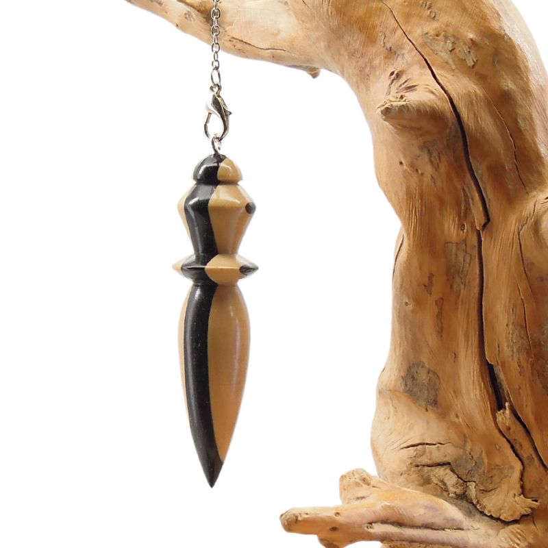 Pendule artisanal de radiesthésie en buis et ébène avec chainette.