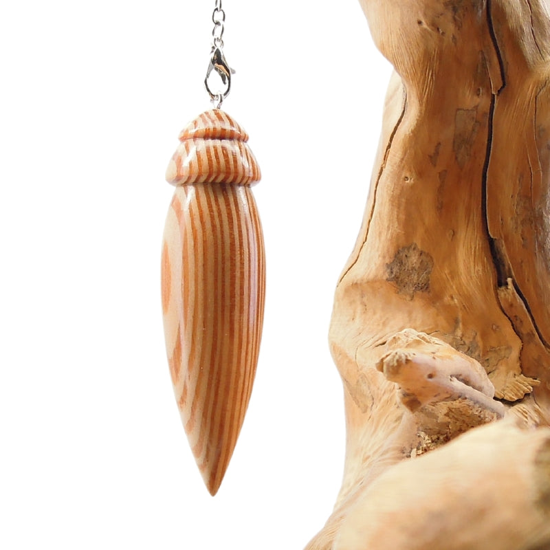Pendule artisanal divinatoire de radiesthésie en résineux avec chainette.