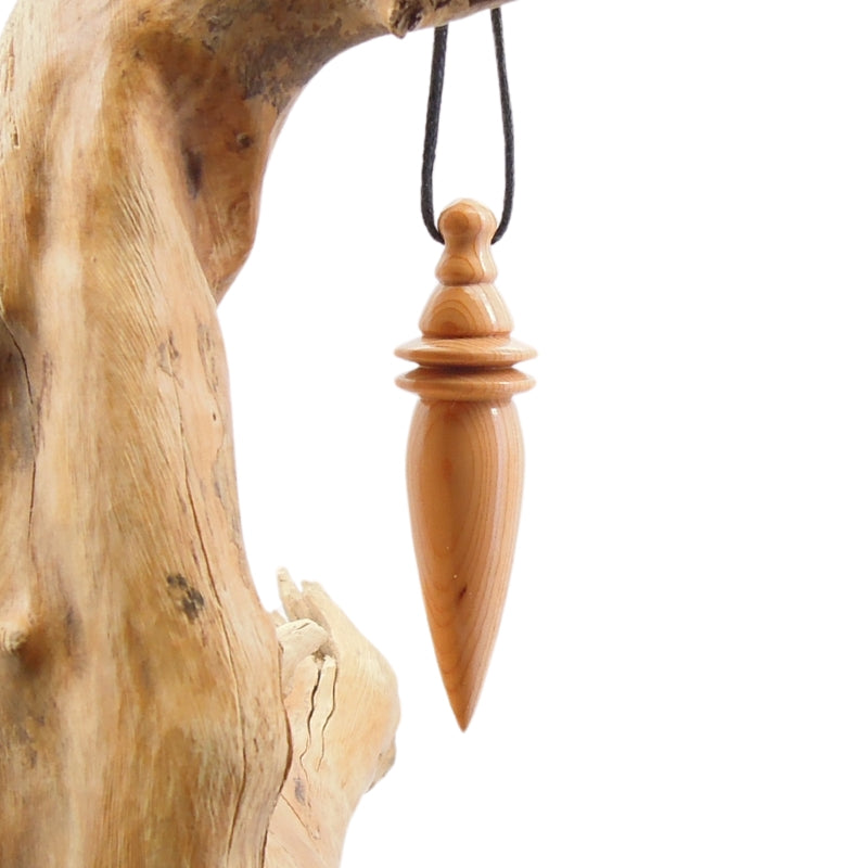 Pendule artisanal divinatoire en if avec oeilleton.