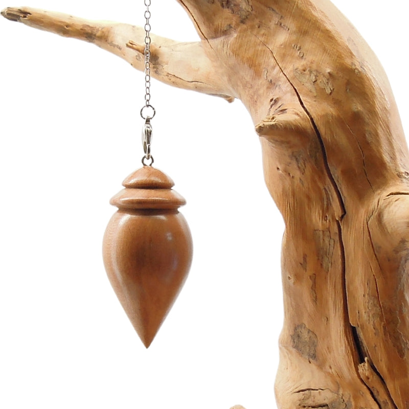 Pendule artisanal de radiesthésie en cerisier avec chainette.