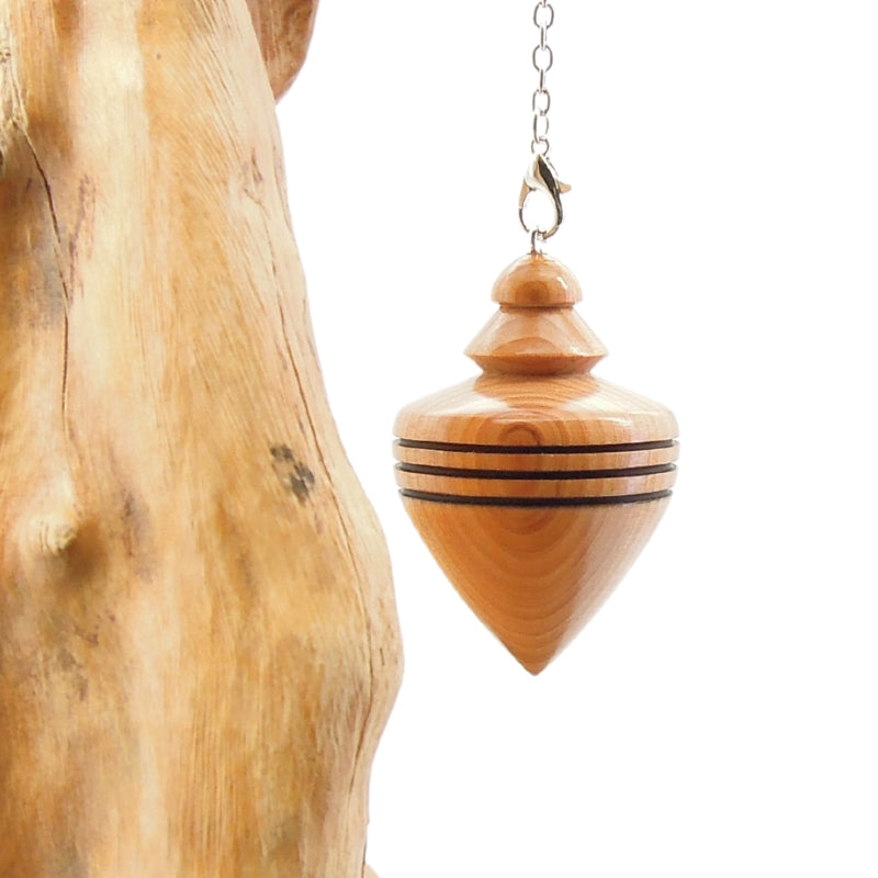 Pendule artisanal de radiesthésie en cade avec chainette.