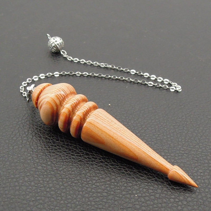 Pendule artisanal de radiesthésie en séquoia avec chainette.