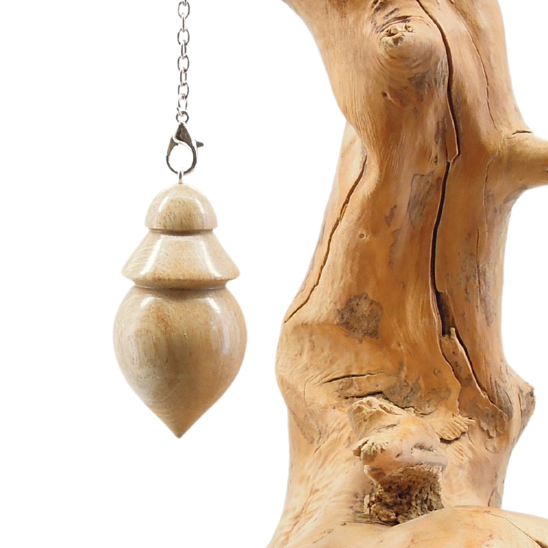 Pendule artisanal divinatoire en charme avec chainette.