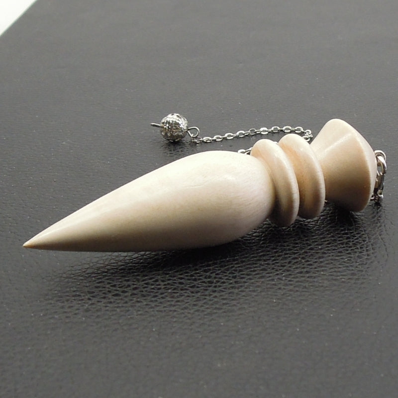 Pendule artisanal de radiesthésie en érable ondé avec chainette.