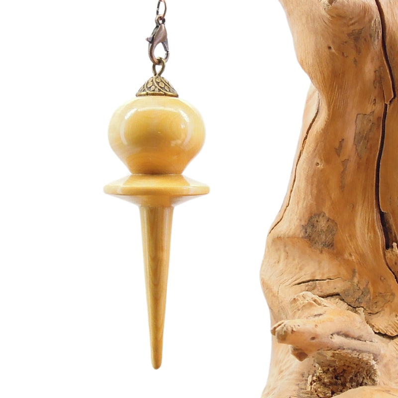 Pendule artisanal de radiesthésie en buis avec coupelle et chainette..