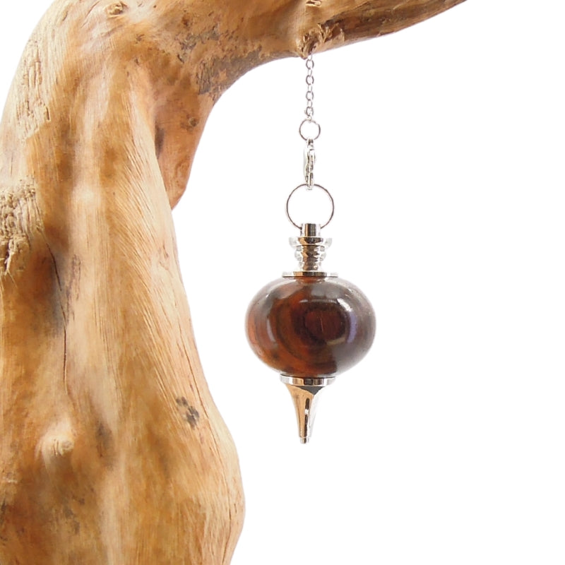 Pendule artisanal de radiesthésie en cocobolo avec chainette et monture métal.