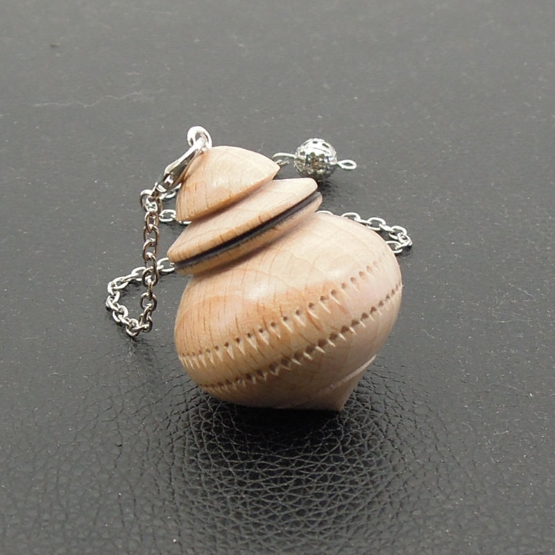 Pendule artisanal de radiesthésie en hêtre avec chainette.