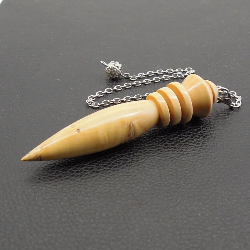 Pendule artisanal de radiesthésie en buis avec chainette.