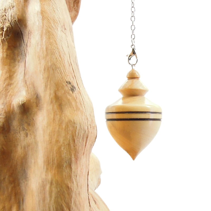 Pendule artisanal de radiesthésie en buis avec chainette.