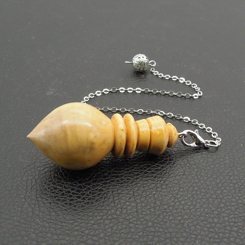 Pendule artisanal de radiesthésie en buis avec chainette.