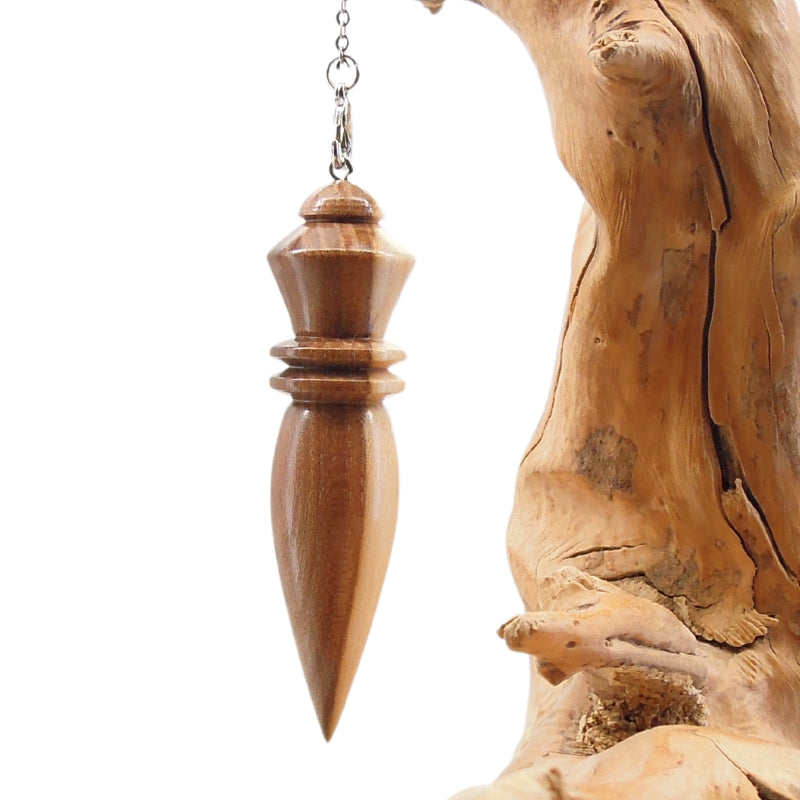 Pendule artisanal de radiesthésie en nerprun avec chainette.