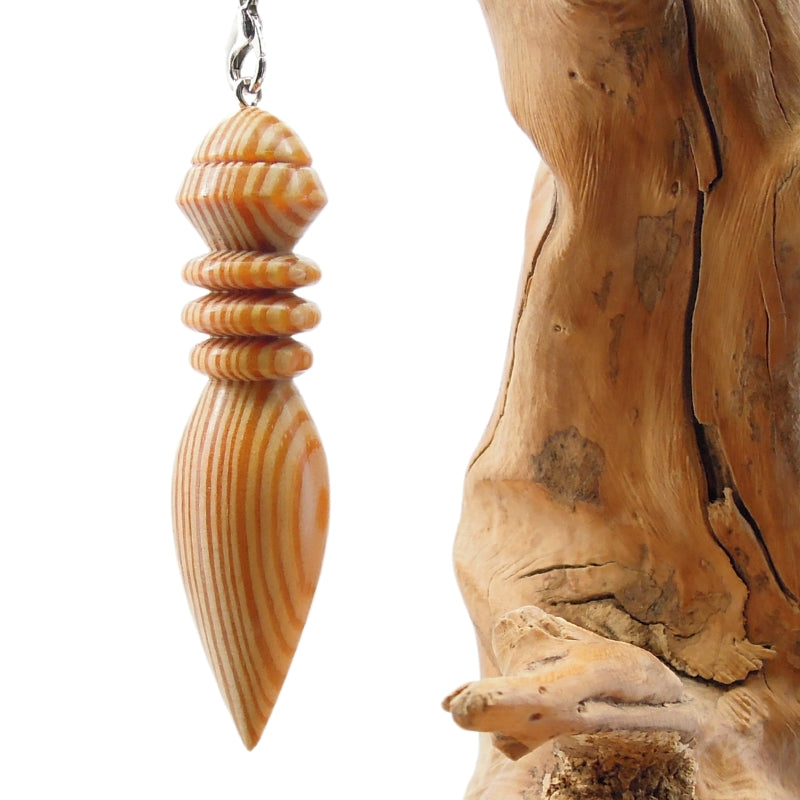 Pendule artisanal divinatoire de radiesthésie en résineux avec chainette.