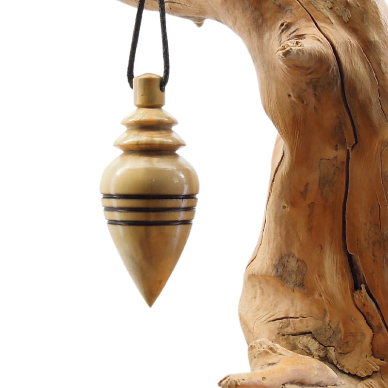 Pendule artisanal de radiesthésie en buis avec oeilleton.